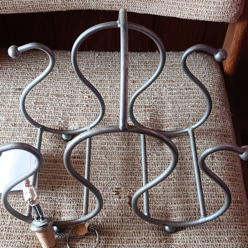 VINTAGE IRON 3 BOTTLES WINE RACK. WITH VINTAGE MAN CORK BOTTLE STOPPER.